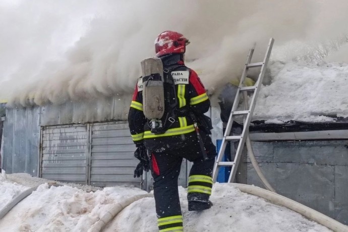 В Никеле пожарные потушили возгорание в гараже за 18 минут В Никеле пожарные потушили возгорание в гараже за 18 минут