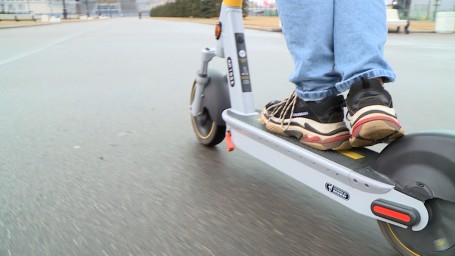 В Петербурге полиция нашла мальчика, который заблудился, катаясь на самокате