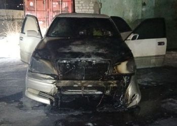 В Благовещенске тушили вспыхнувшее авто