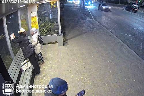 Автобусную остановку в Благовещенске снова испортили объявлениями