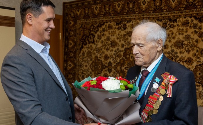 Ветерана Великой Отечественной войны Вячеслава Гаврилова в Южно-Сахалинске поздравляют с 99-летием Ветерана Великой Отечественной войны Вячеслава Гаврилова в Южно-Сахалинске поздравляют с 99-летием