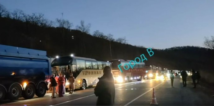 Автобусы из Китая застряли в огромной пробке из-за обрыва троса в Приморье Автобусы из Китая застряли в огромной пробке из-за обрыва троса в Приморье