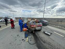 В аварии двух грузовиков и легковушки пострадали 2 человека