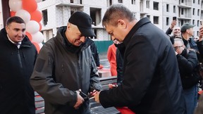 Марат Хуснуллин вручил ключи от квартир жителям нового жилого комплекса в столице Луганской Народной Республики