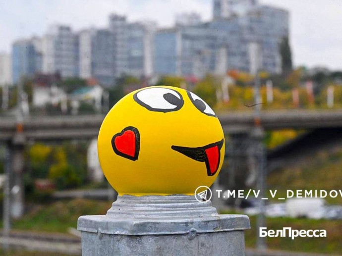 В Белгороде восстановили галерею из 142 смайлов на мосту у парка Победы В Белгороде восстановили галерею из 142 смайлов на мосту у парка Победы