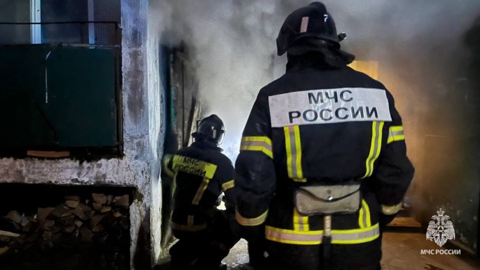 На пожаре в старорусской деревне Святогорша эвакуировали 13 человек