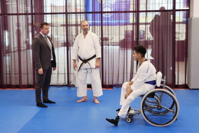 Ветеран СВО получил адаптивную коляску для занятий пара-карате