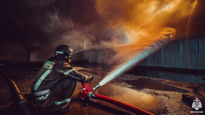 В Астрахани сгорели жилой дом и две хозпостройки