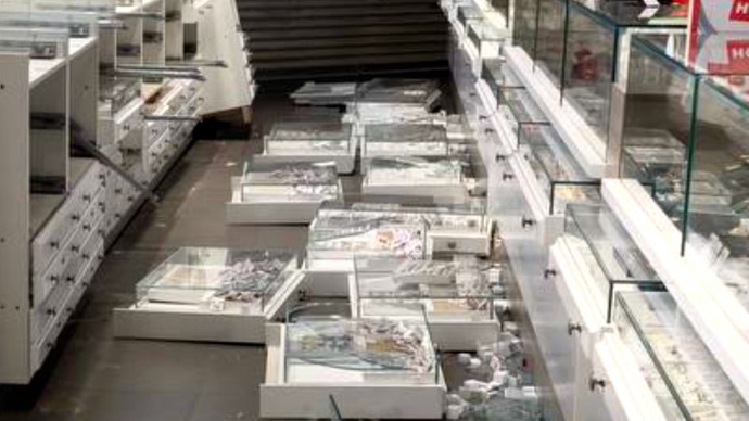 Посетителей ювелирного магазина на проспекте Стачек завалило драгоценностями