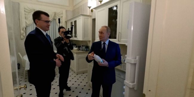 Путин показал, что хранит в холодильнике кремлевской квартиры
