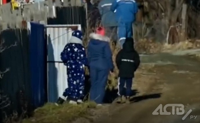 Деда Мороз внимательно следил за тушением пожара в Корсакове