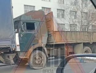 В Пензе из-за ДТП с двумя КамАЗами встала в огромной пробке улица Гагарина