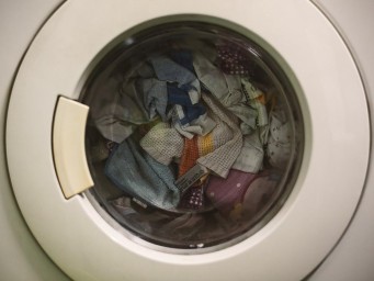 Хватит сливать деньги в канализацию: 4 способа использовать воду после стирки