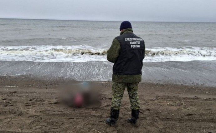 Труп мужчины выбросило на берег моря на Сахалине