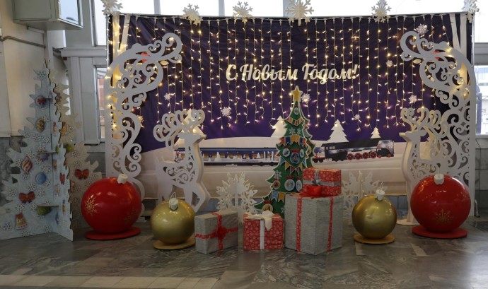 Праздничные фотозоны и ёлки установили на 14 железнодорожных вокзалах ПривЖД Праздничные фотозоны и ёлки установили на 14 железнодорожных вокзалах ПривЖД