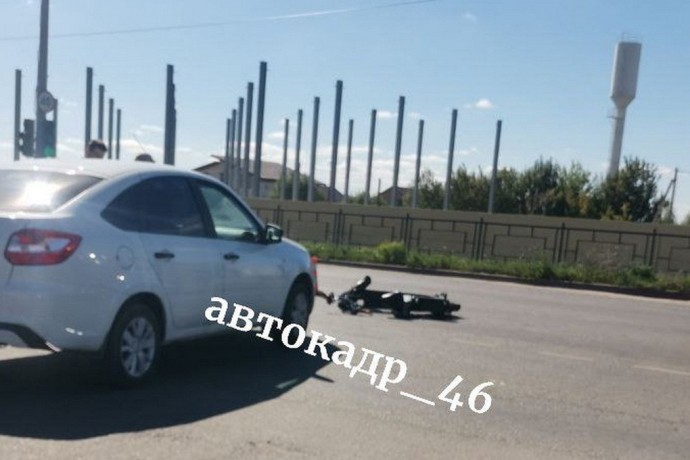 На проспекте Дериглазова в Курске в ДТП пострадал 17-летний самокатчик