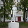Лоси, спортсмены и читающие пионерки. Какие советские скульптуры в московских дворах дожили до наших дней
