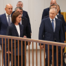 Путин на пути в аэропорт остановился сделать фото со школьниками в Новосибирске