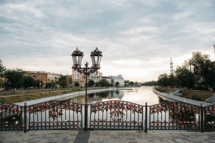 Молодожены загрязняют Кутум возле моста Влюбленных в Астрахани
