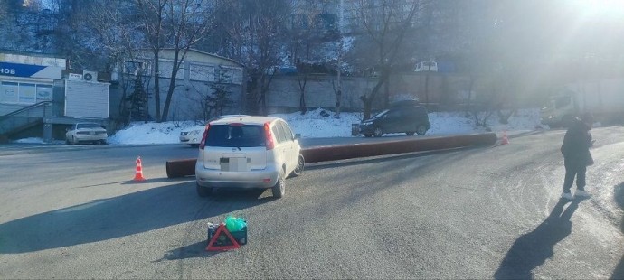 Очень владивостокское ДТП: металлическая труба упала на машину