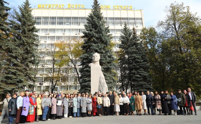 В Уфе почтили память Шагита Худайбердина и провели День подписчика