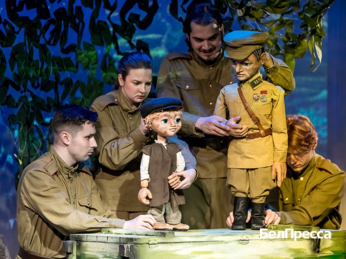 В Белгородском театре кукол прошла премьера спектакля «Озарённый первым салютом»