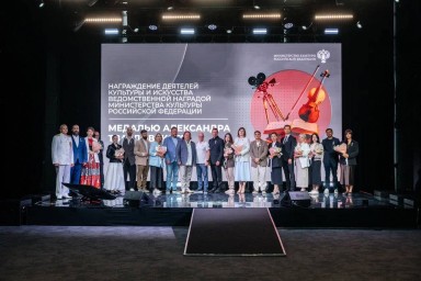 На фестивале «Таврида.АРТ» деятелям культуры вручили медаль Твардовского