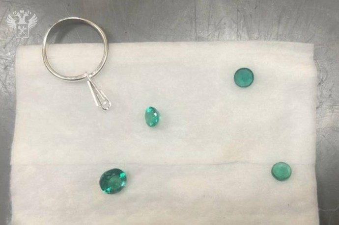 В Домодедово пресекли незаконный провоз в РФ изумрудов и сапфиров