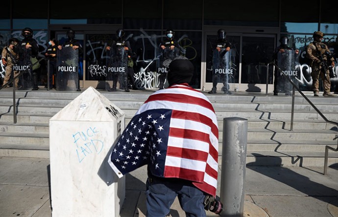 Генпрокурор США не исключила ужесточения мер против беспорядков в Лос-Анджелесе Генпрокурор США не исключила ужесточения мер против беспорядков в Лос-Анджелесе