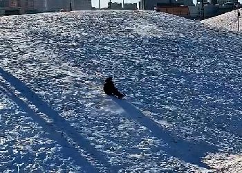 Рейды и оповещения: благовещенцев призывают отказаться от катания с холмов на набережной