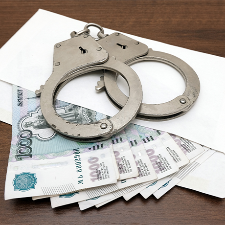Суд смягчил наказание осужденным за взяточничество экc-полицейским