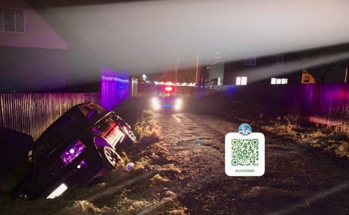 В Южно-Сахалинске водитель сбил женщину и скрылся, оставив в кювете разбитый Range Rover Sport