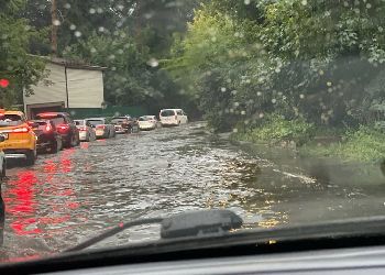 В Москве после ливня вместе с речными трамвайчиками поплыли авто