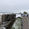 На снежной дороге под Уфой перевернулся автобус