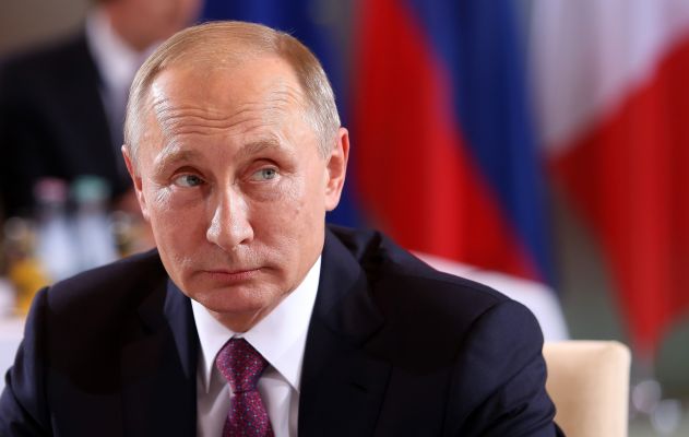 На, подержись: в Пекине Путин пожал руку Алиеву — видео