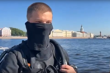 Росгвардеец нашел на дне Зимней канавки рабочий мобильник и вернул владелице