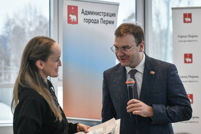 Глава Перми во время рабочего выезда в Кировский район встретился с молодыми активистами