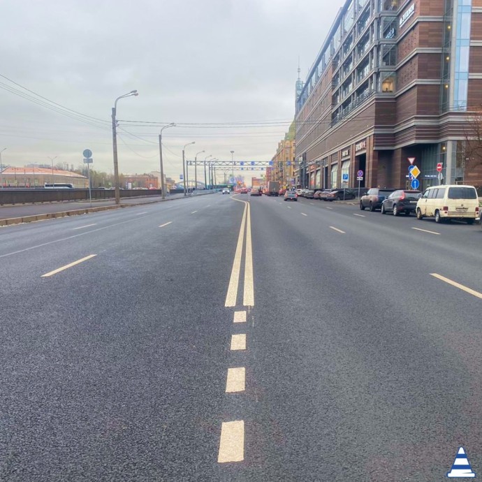 Дорожники завершили ремонт набережной Обводного канала: обновлено 1,6 км асфальта