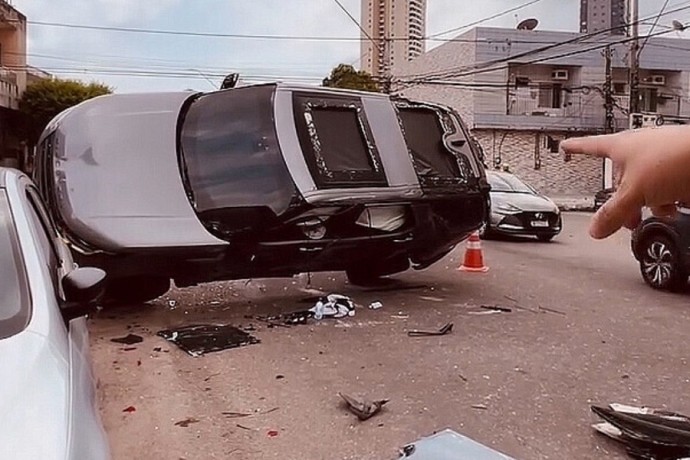 Бывший чемпион UFC попал в жуткую аварию, но чудом остался жив Бывший чемпион UFC попал в жуткую аварию, но чудом остался жив