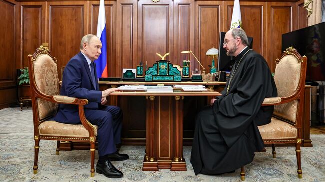 Путин призвал поддерживать качество лекарств для детей на высоком уровне