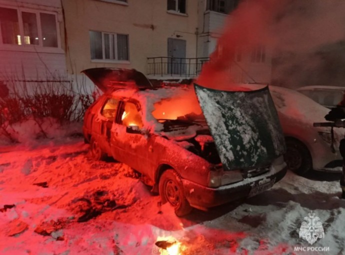 В Уфе 75-летний пенсионер получил ожог, пытаясь потушить свою машину