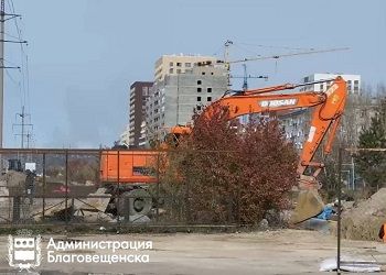 В Северном микрорайоне Благовещенска устраняют аварию на сетях