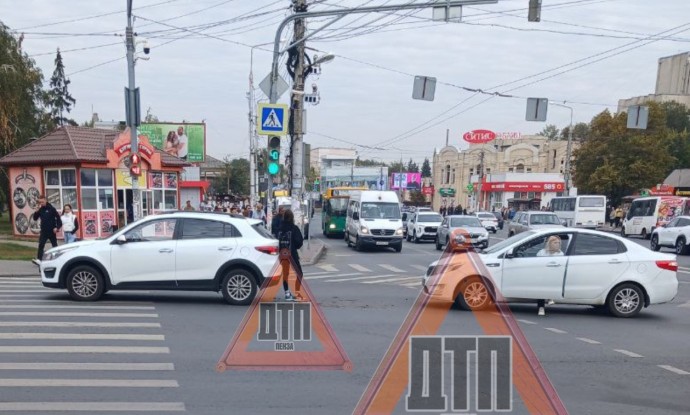 Возле ЦУМа в Пензе столкнулись две иномарки