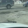 "Просто жесть": автомобили "прыгают" по ямам на улице Фархутдинова в Южно-Сахалинске