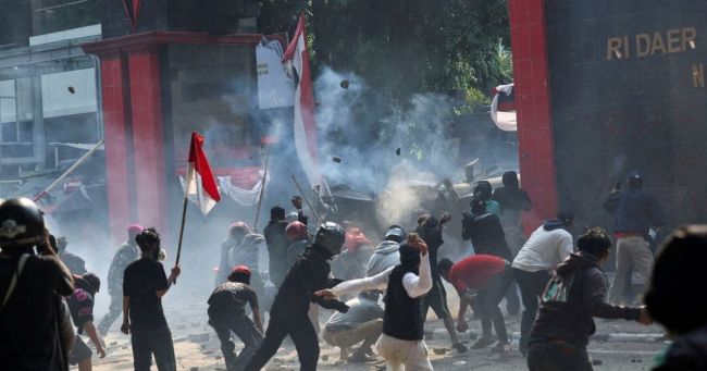 Участники акций протеста в Индонезии атаковали полицию