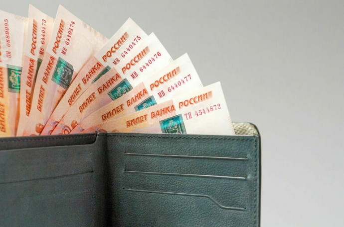 Кому из россиян собираются повысить зарплату в 2025 году