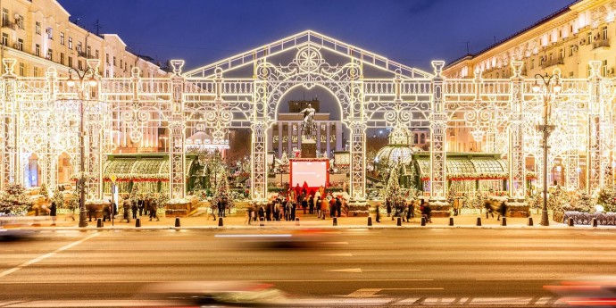 На Тверской площади завершается монтаж новогодней арки На Тверской площади завершается монтаж новогодней арки