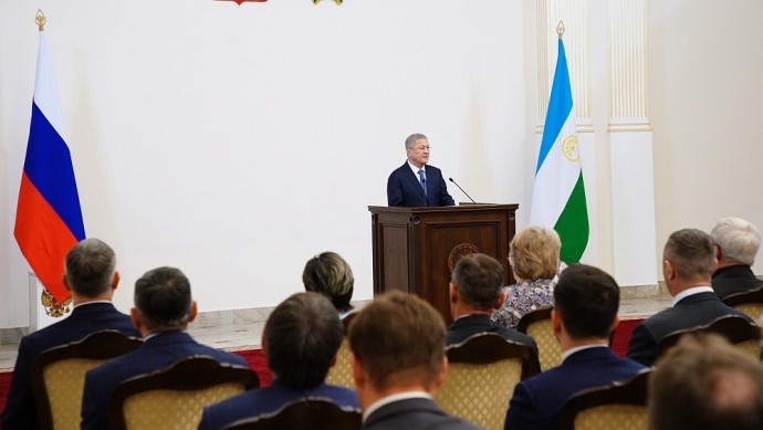 Радий Хабиров вручил государственные награды работникам промышленности