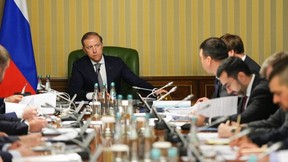Денис Мантуров провёл совещание по развитию отрасли редкоземельных металлов Денис Мантуров провёл совещание по развитию отрасли редкоземельных металлов