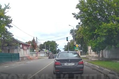 Туляк на "Мазде" чуть не устроил ДТП, повернув налево со "встречки"